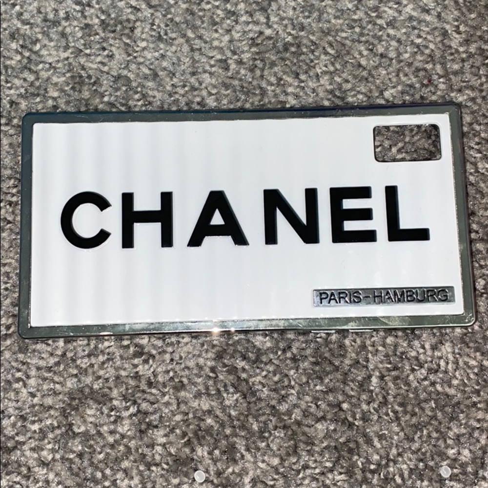 “CHANEL” IPHONE XR CASE🤍